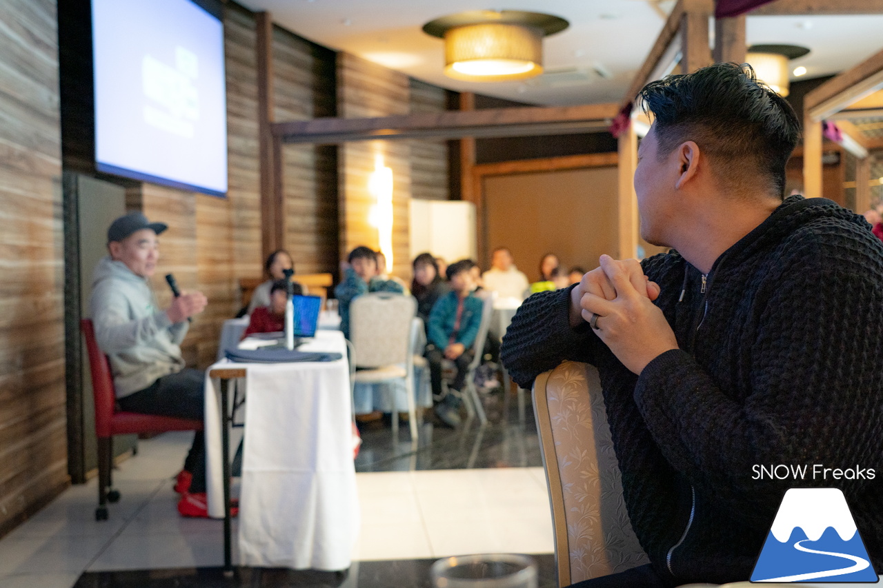 井山敬介さんと秋元日菜子さんのコンビは今年も健在！さらに、サプライズゲストも登場？！憧れのスキーヤーと一緒に雪と戯れ、『いちえ』の美味しいランチをいただく…。夢のようなイベント。めもるホールディングス presents プロスキーヤー・井山敬介さんと行く｜ダイナスティスキーリゾート